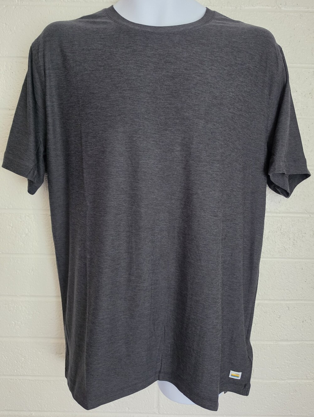 Vuori Men’s Strato Tech Tee Heathered Charcoal SZ L NWOT